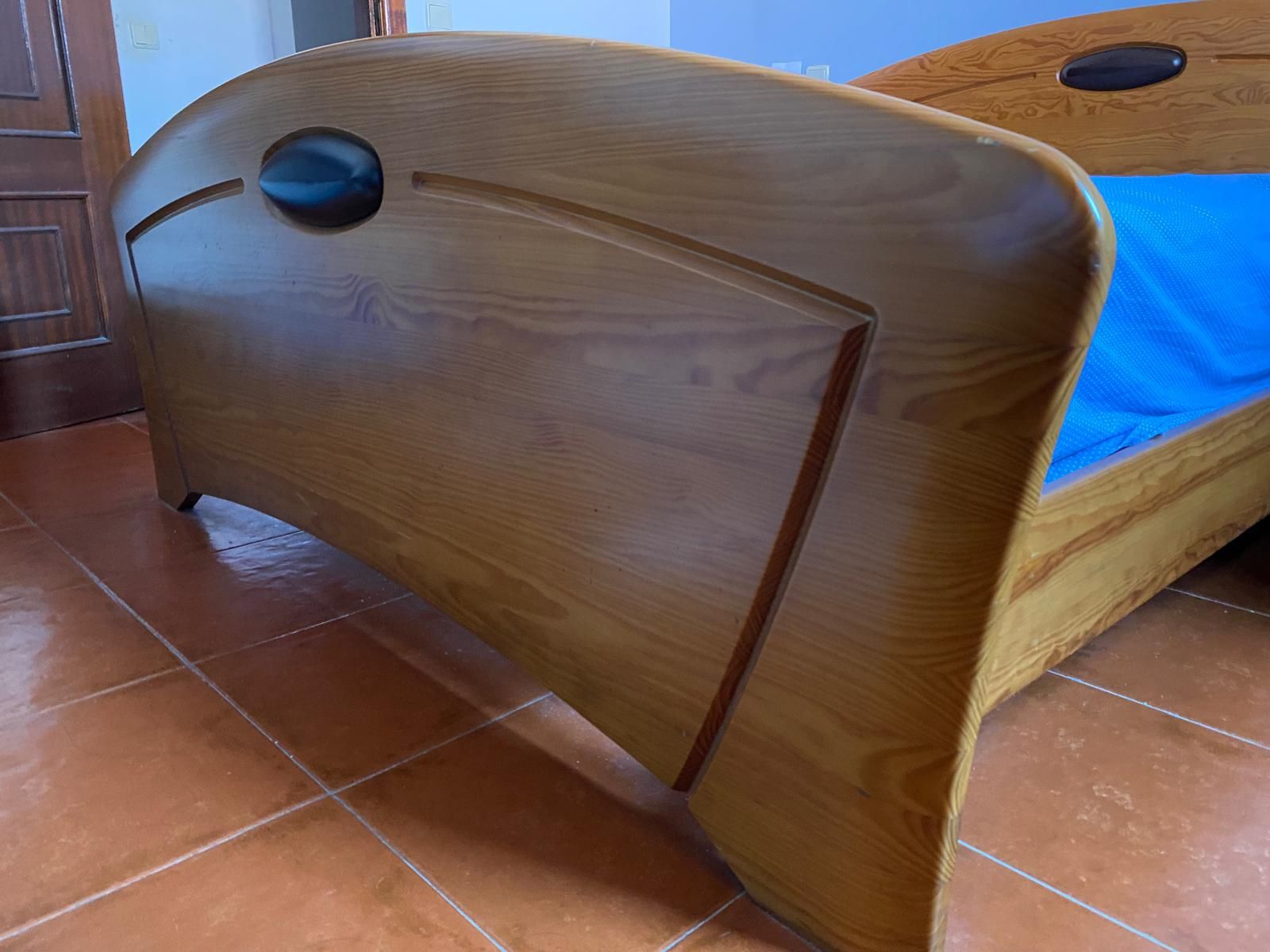 Cama de casal com colchão e estrado