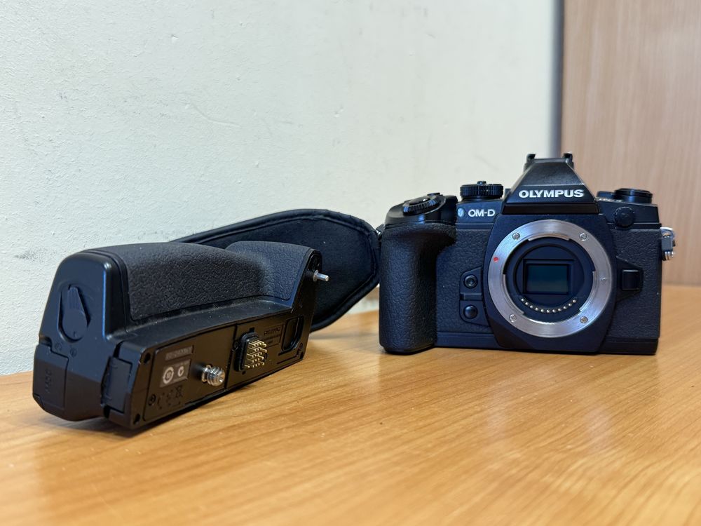 Aparat Olympus OM-DE-1. Falgowiec. Grip + lampa błyskowa.