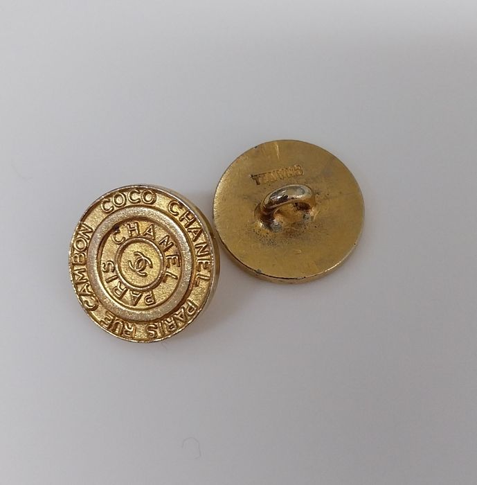 Conjunto de 2 botões antigos dourados Chanel