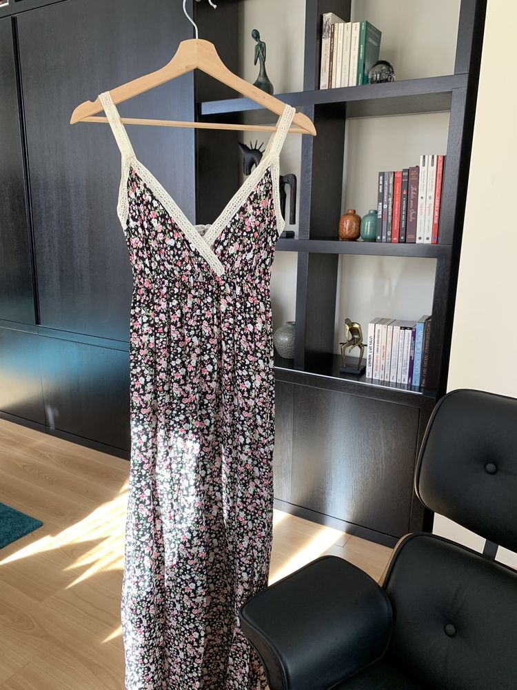 Vestido midi preto com flores