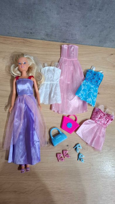 Lalka z sukienkiami na przebranie butu torebki