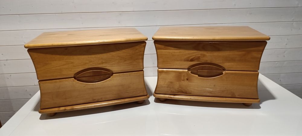 Szafki nocne z litego drewna.