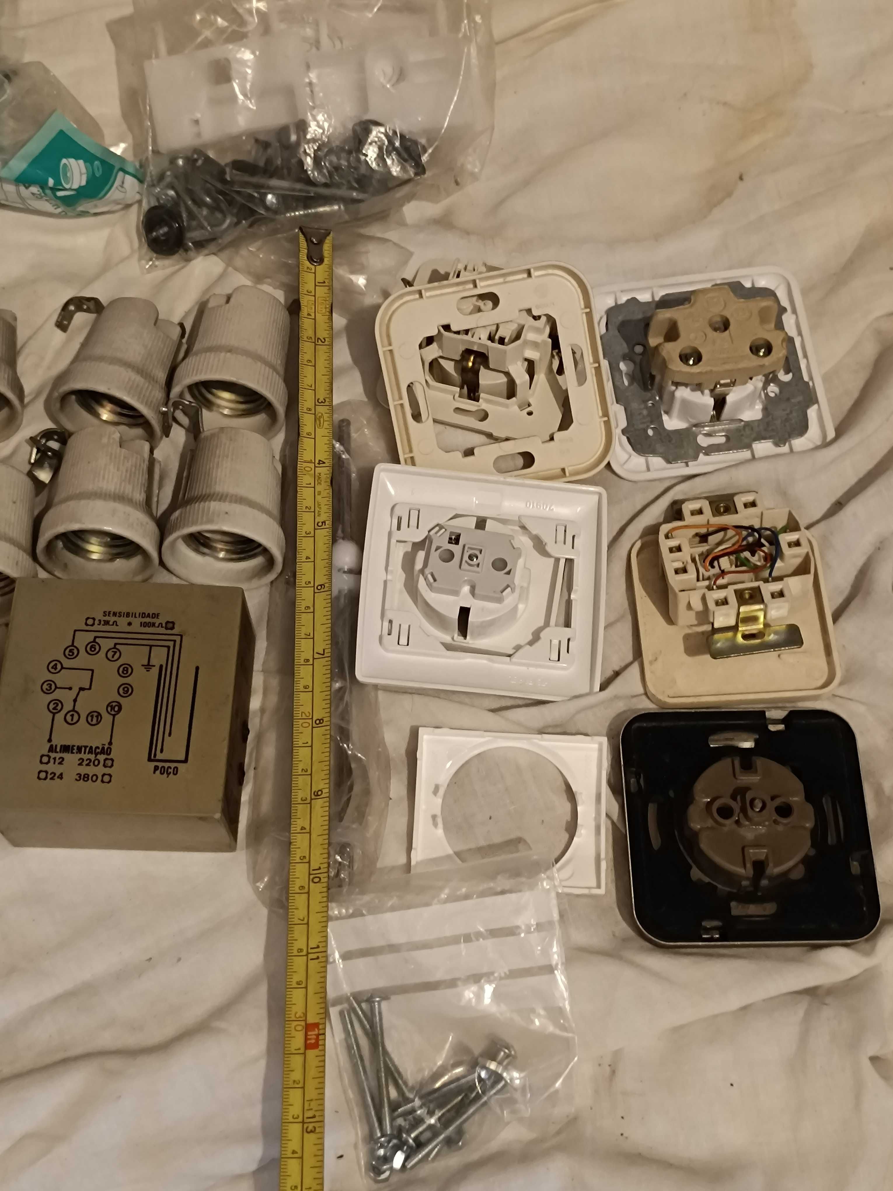 Lâmpadas e Fichas e Tomadas Elétricas antigas