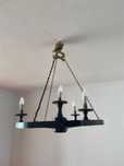 Lustre de tecto feito em roda de madeira