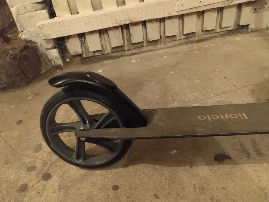 Hulajnoga czarna Lionelo Luca