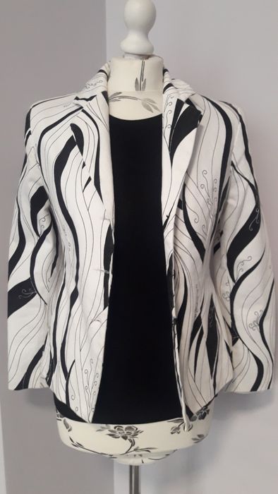 Bialo-czarna marynarka na podszewce.