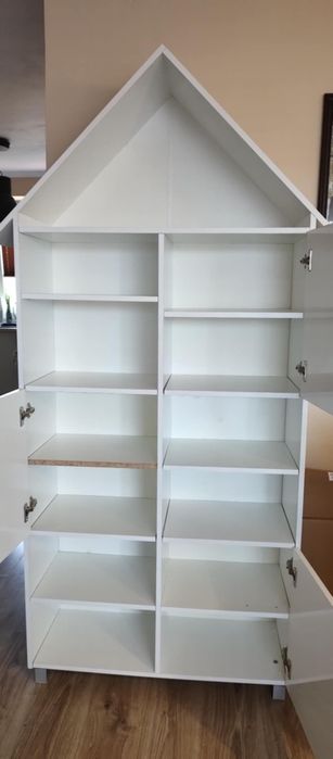 Szafka w kształcie domku