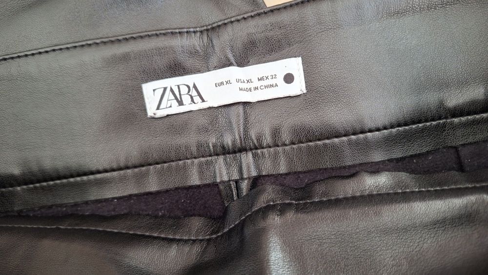 Calça preta (Zara)