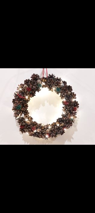 Wianek z szyszek średnica 30 cm