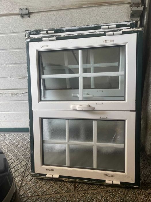 Janelas e portada brancas com aro verde - vários tamanhos