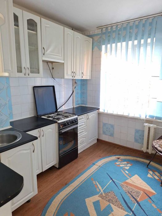 2кімнатна  квартира, середній поверх. a