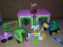 Quinta com cavalos, trator, carro e muitos acessórios.  Brinquedos
