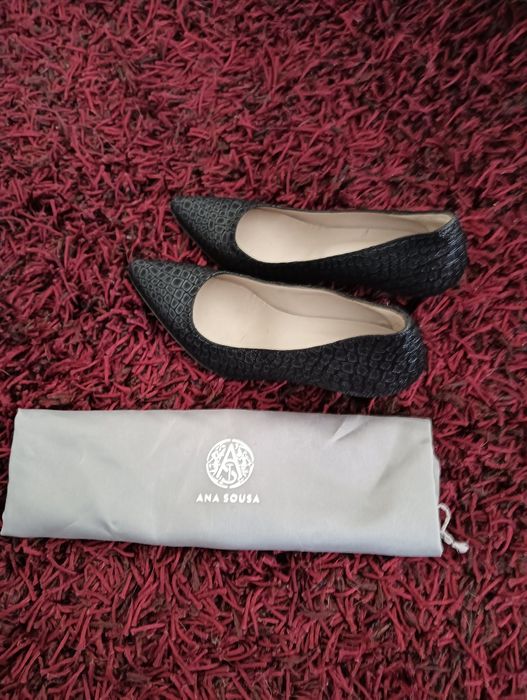 Sapatos de salto novos