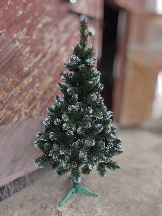 Штучна ялинка з білими кінчиками, засніжена знижка, чорна п'ятниця