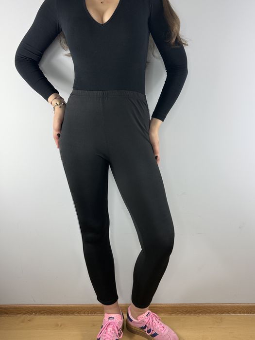 Czarne wygodne elastyczne leginsy getry z lampasami rozmiar M/L