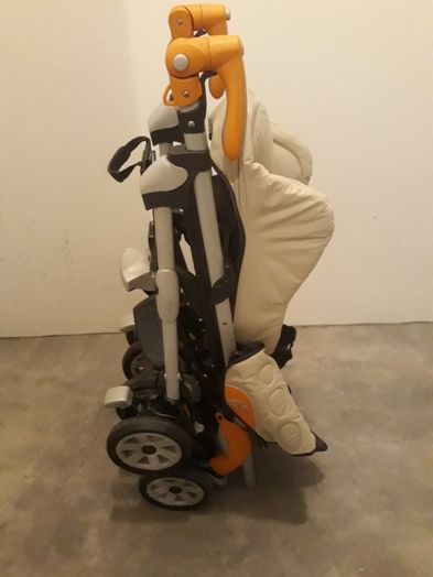 Carrinho de bebé Chicco e cadeirinha autoo igual, quase novinho!!!