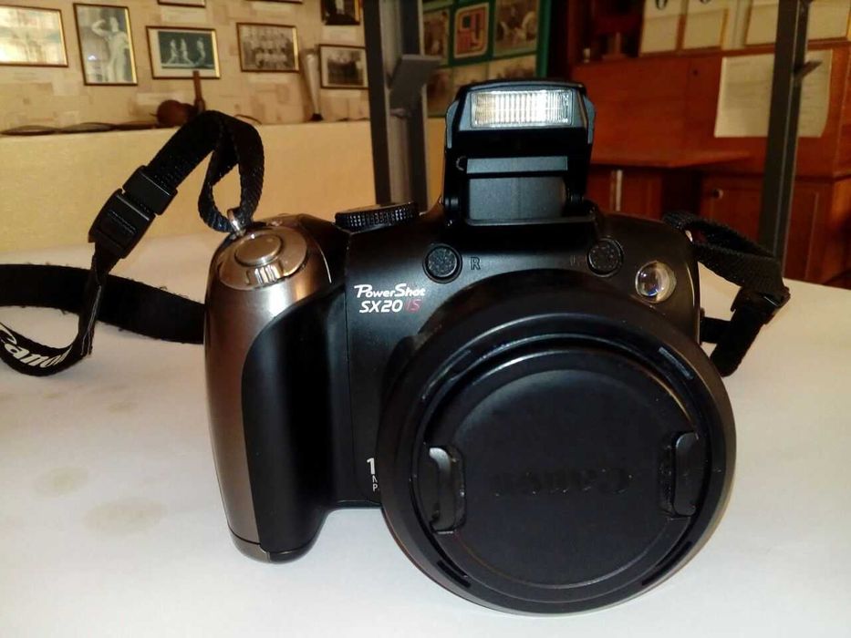 Цифрова фотокамера Canon з кейсом та штативом.