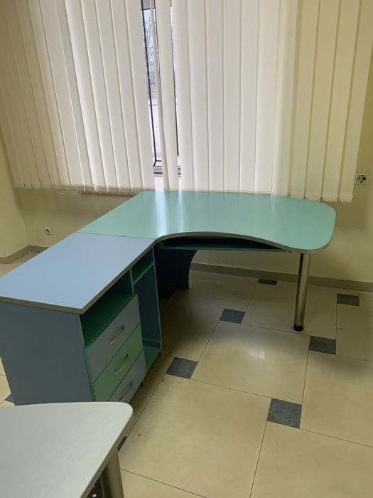 Продам стол офисный