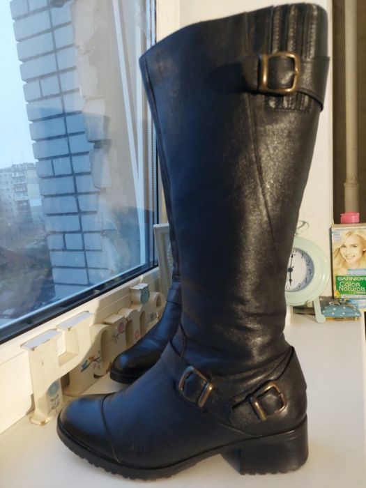 Шкіряні чоботи на густій цегейці