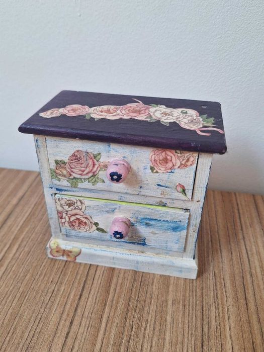 Mainiaturowa dekoracyjna szafka