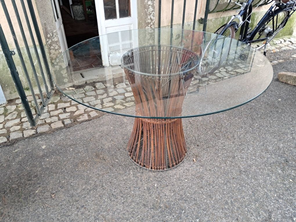 Mesa de vidro com base em cana da Índia