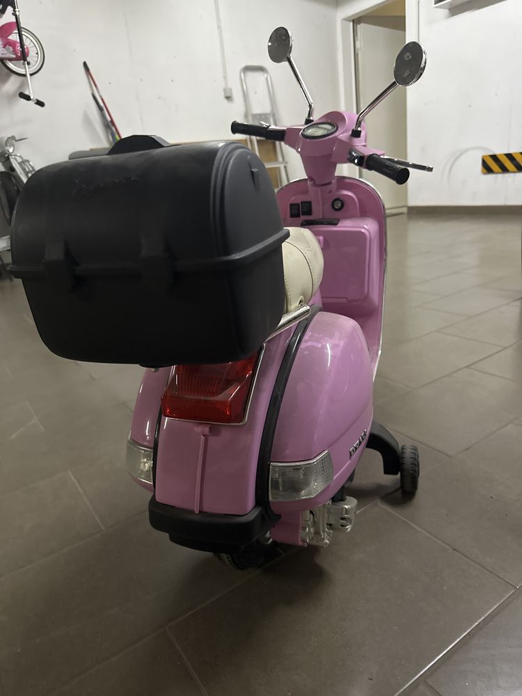 Vespa a bateria menina