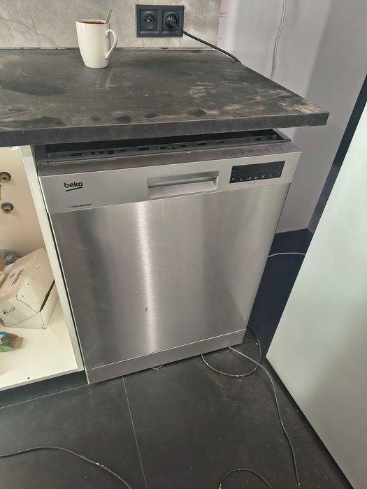 Zmywarka wolnostojącą Beko srebrna