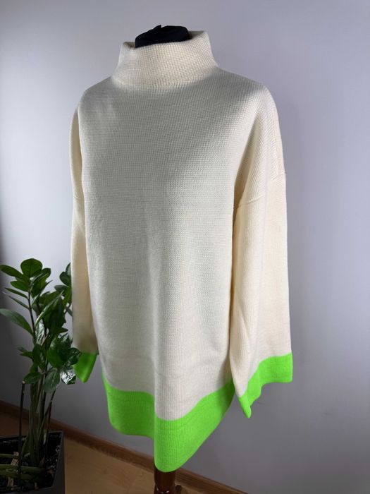 Kremowy sweter ze stójką półgolf z szerokimi rękawami Bonprix L/XL