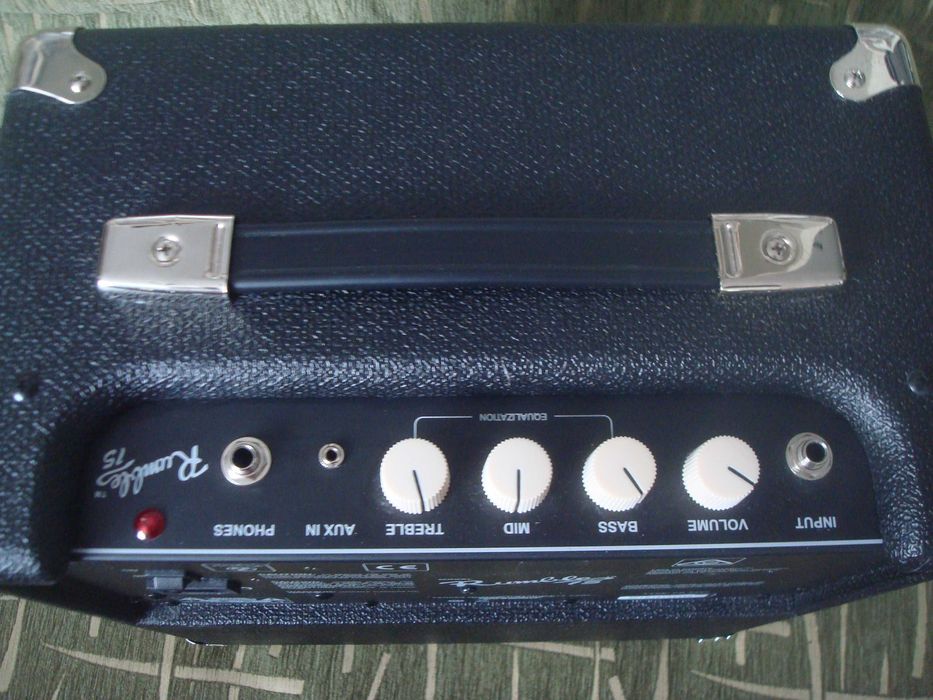 Продам бас гитару с комбоусителем