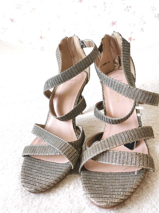 Nowe piękne stylowe sandały na szpilce 40