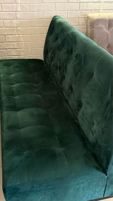 Диван велюровий на чорних ніжках