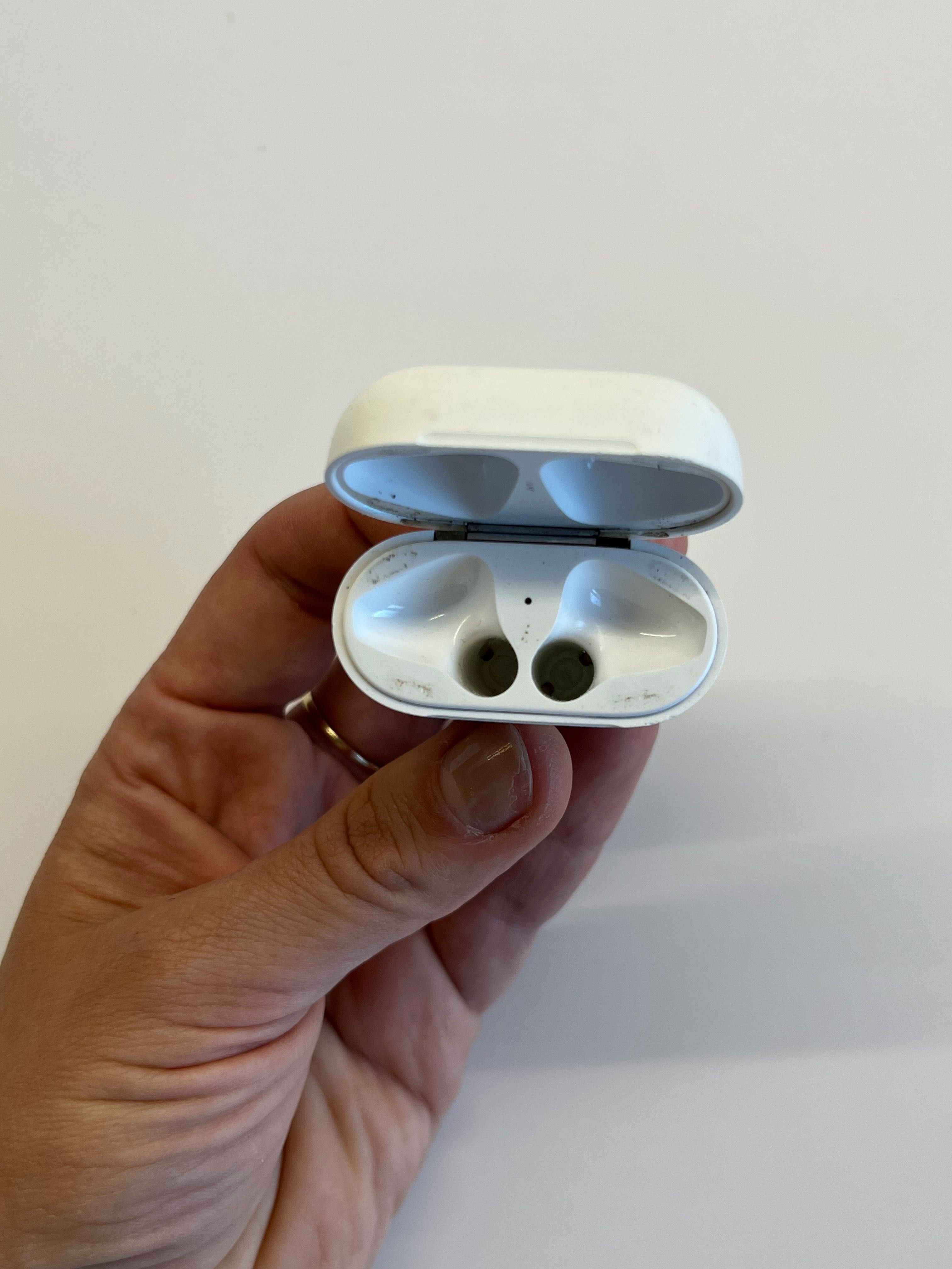 Etui AirPods 1 i 2 ładujące oryginalne A1602