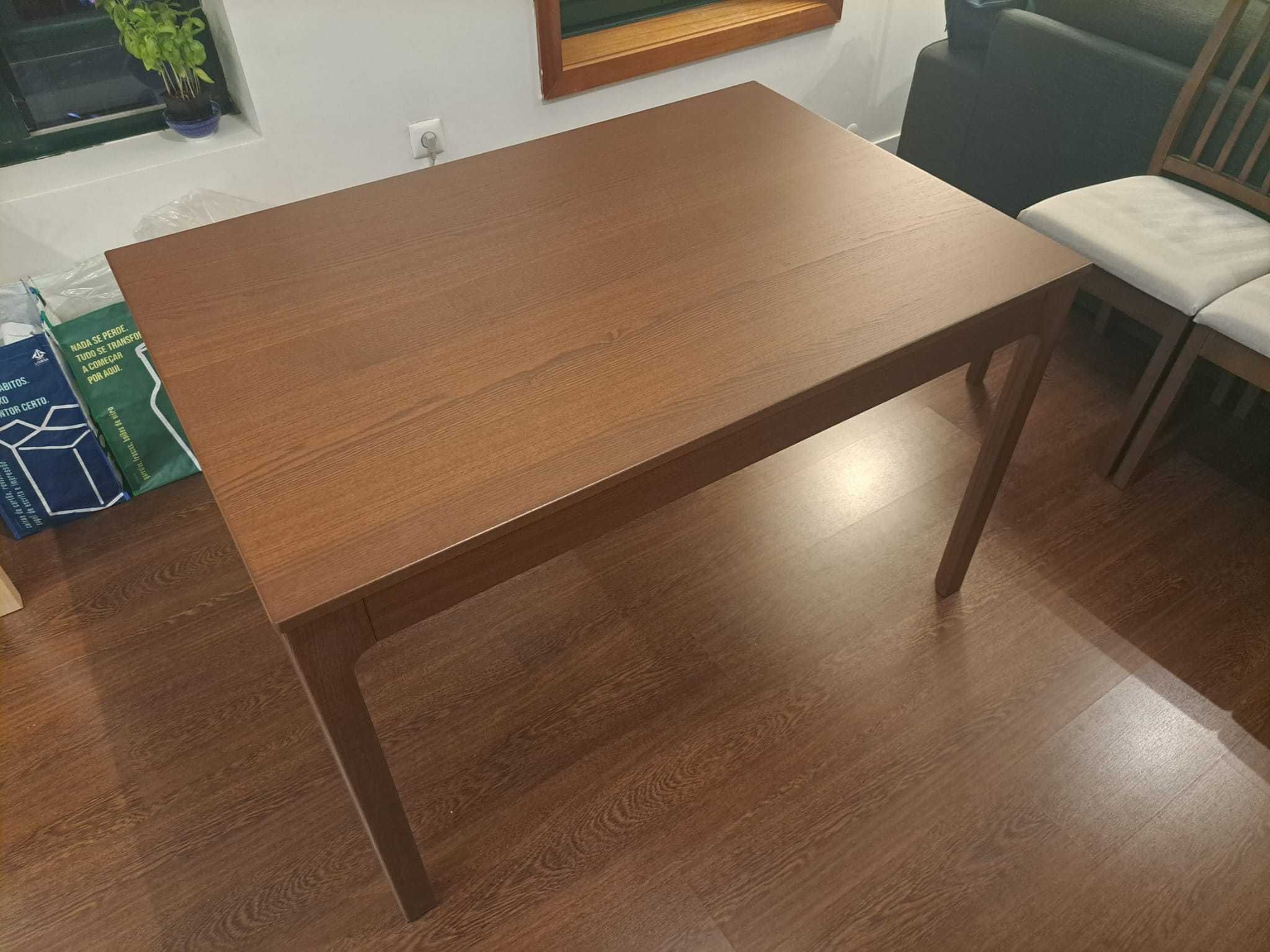 Mesa e cadeiras IKEA