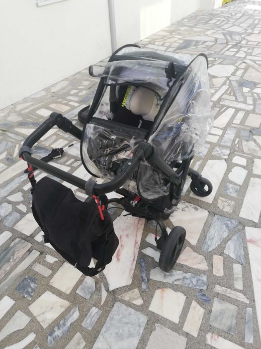 Carrinho de bebé com acessórios extra.