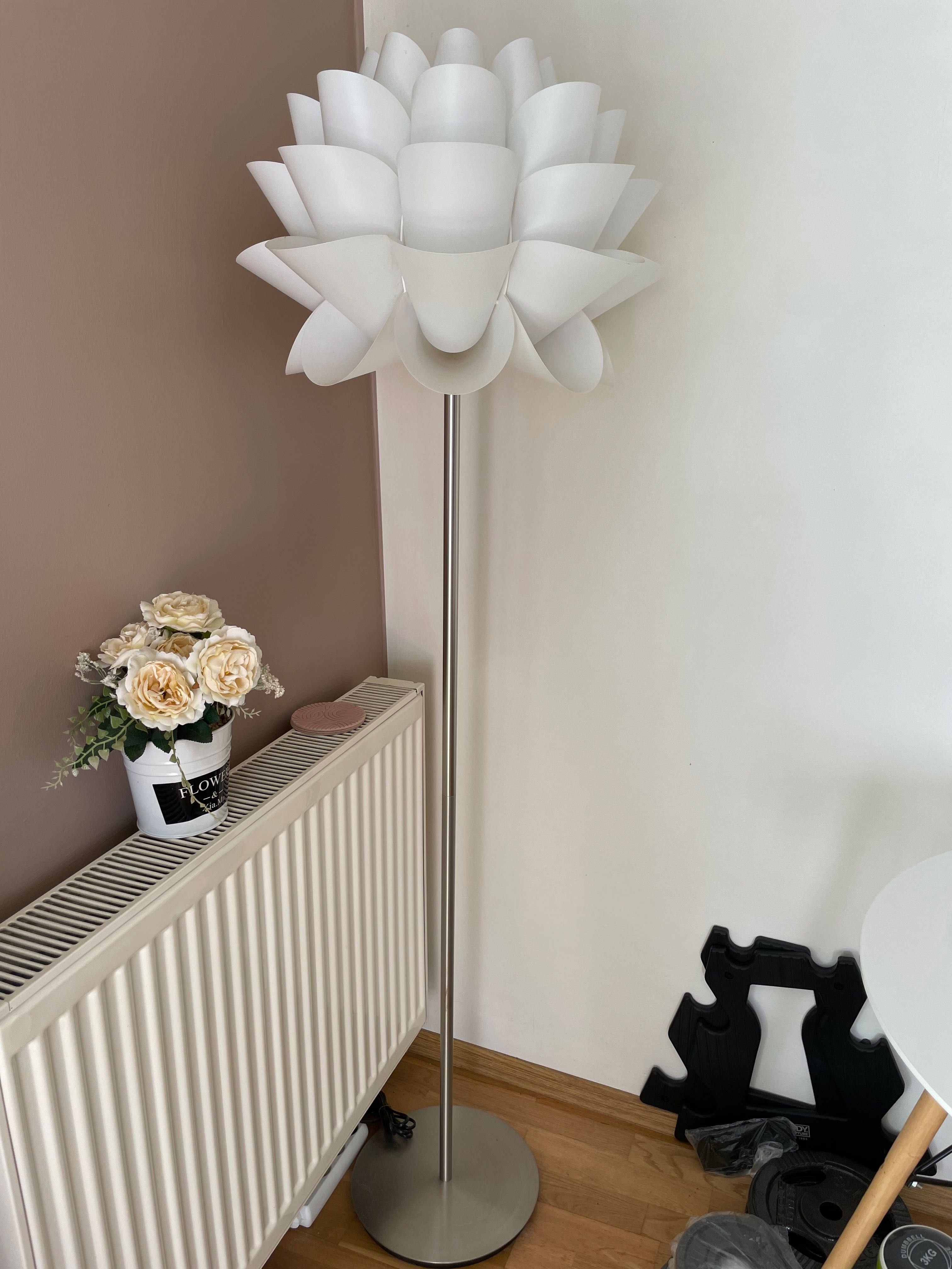 Lampa stojąca biała