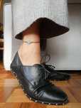 Sapatos pretos com tachas