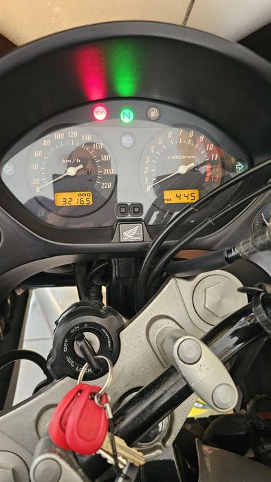 Honda CBF 600 SA com malas laterais e top case Givi