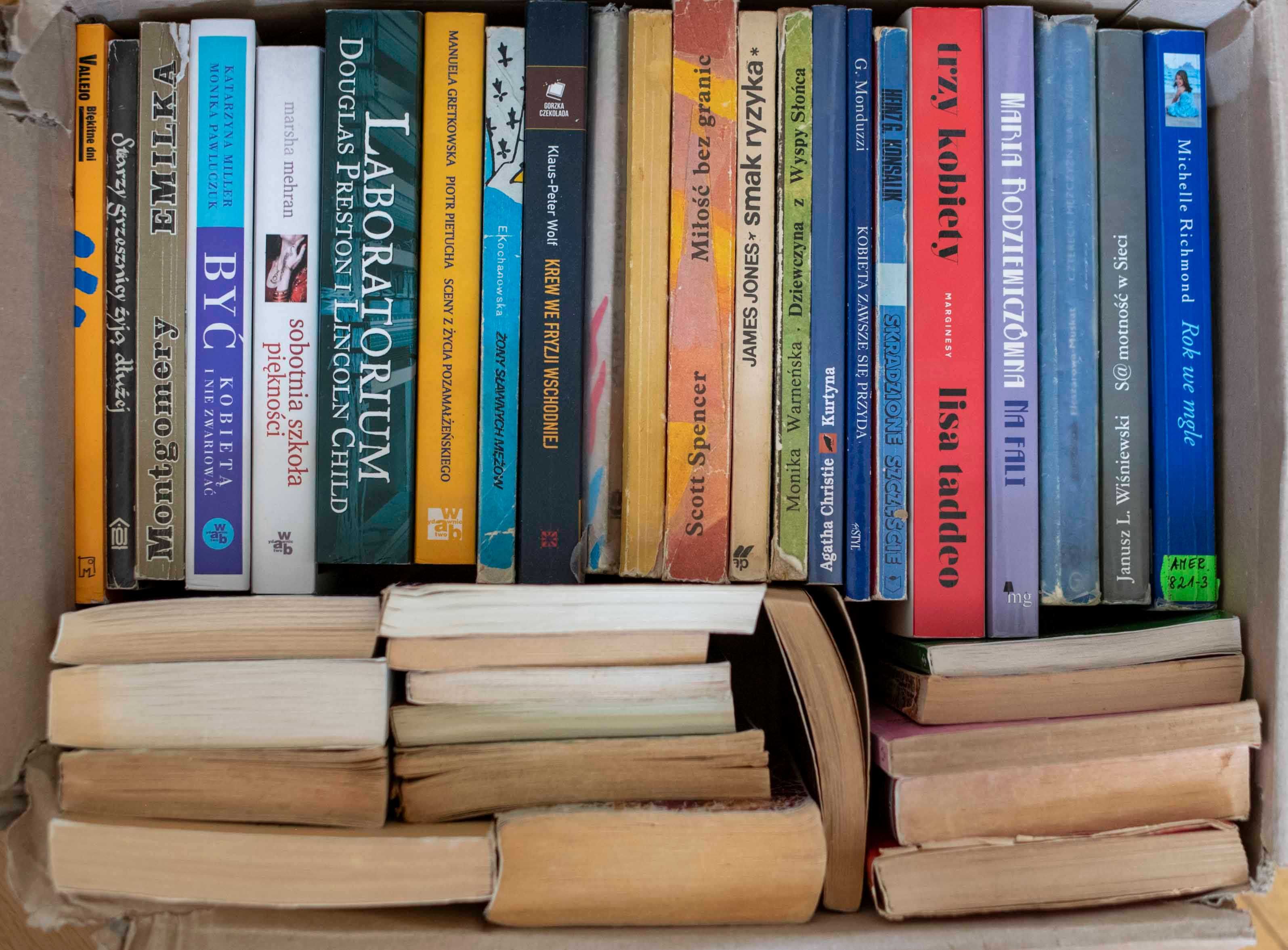 Kolekcja 42 książek Romanse Harlequiny Kryminały Opowieści Kobiece kom