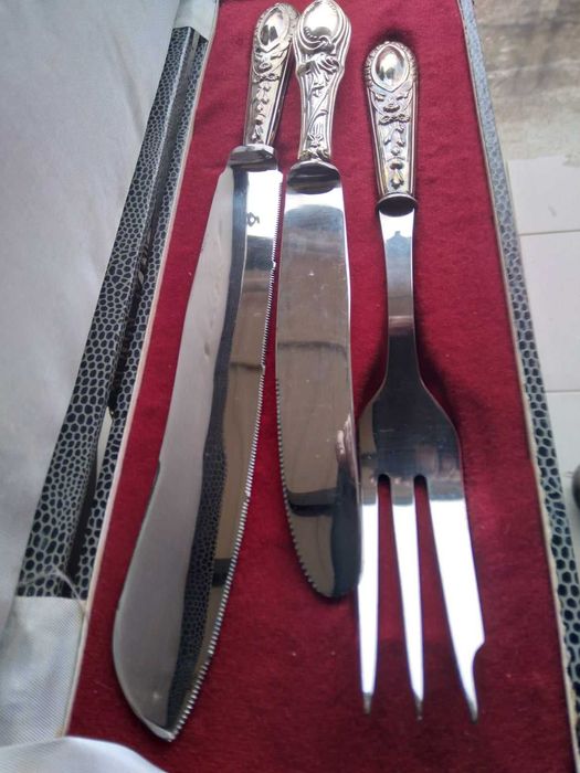 Talheres de trinchar com cabo de prata.