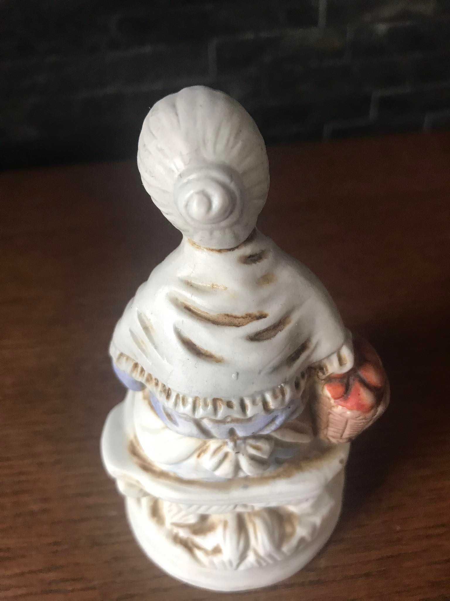 Babcia babka staruszka porcelanowa figurka