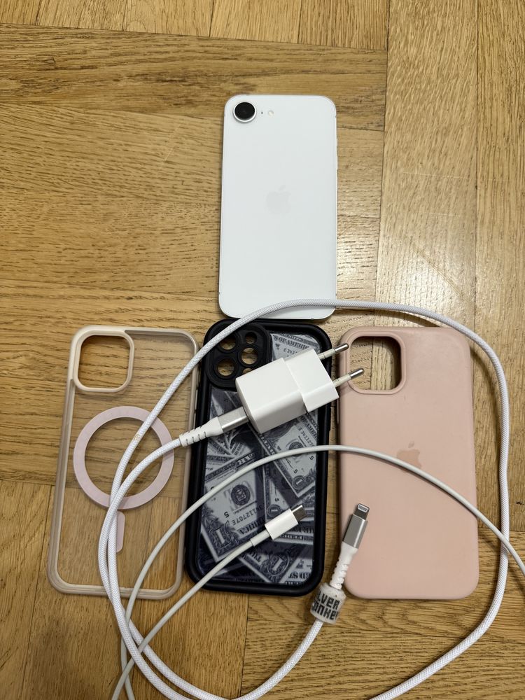Iphone 16e 100% na gwarancji 256GB stan idealny 3 etui