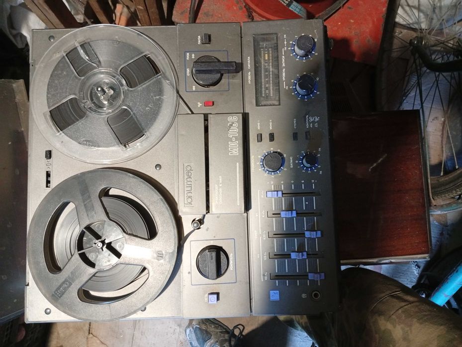 Продам бабінний магнітофон.