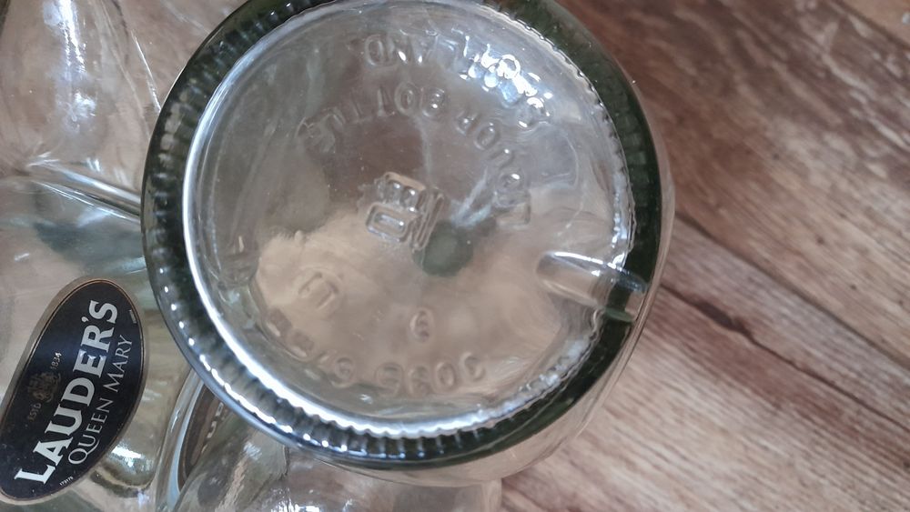 Butelki kolekcjonerskie poj 1 l ; 0,5 l-4szt-20zl