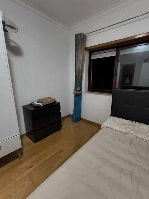 Quarto  todo mobiliado com cama de casal em ótima  localização