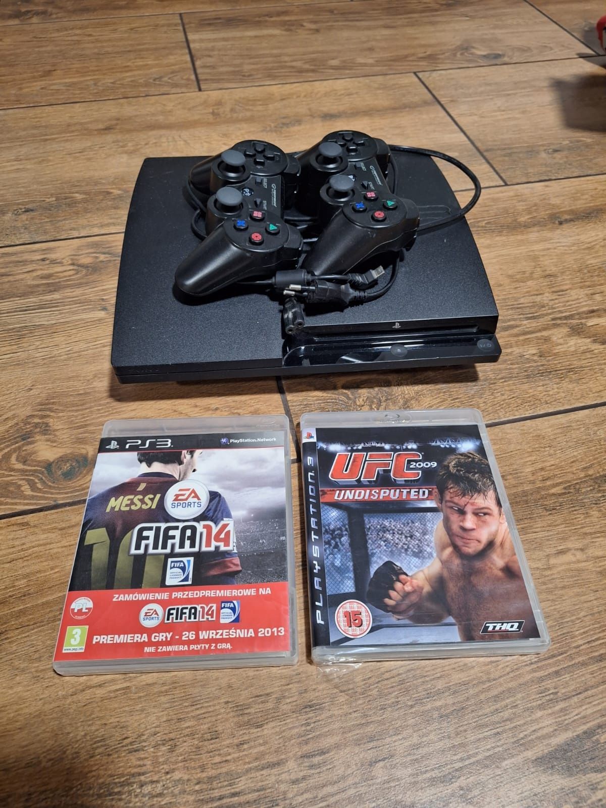 Konsola Sony Playstation 3  320 GB  2 Pady + FIFA 14 i UFC