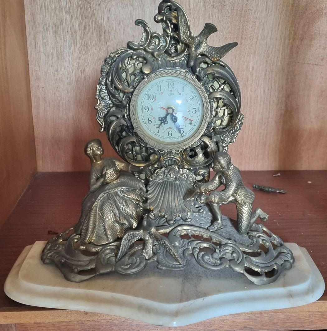 Relógio vintage com base de mármore