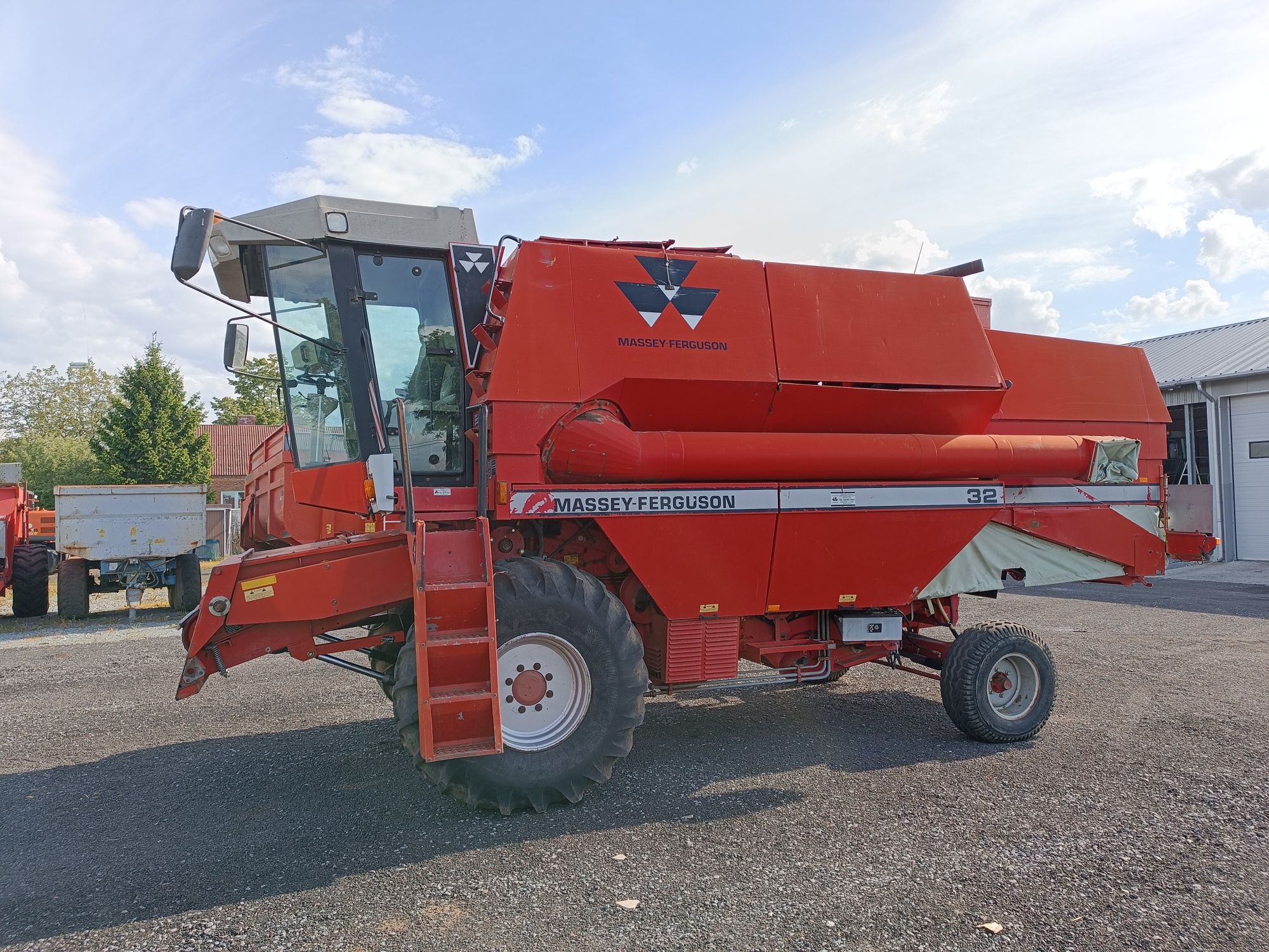 Massey Ferguson 32 heder z wózkiem (Claas, dominator, new holland, joh
