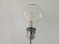 Lampa podłogowa typu "żarówka"