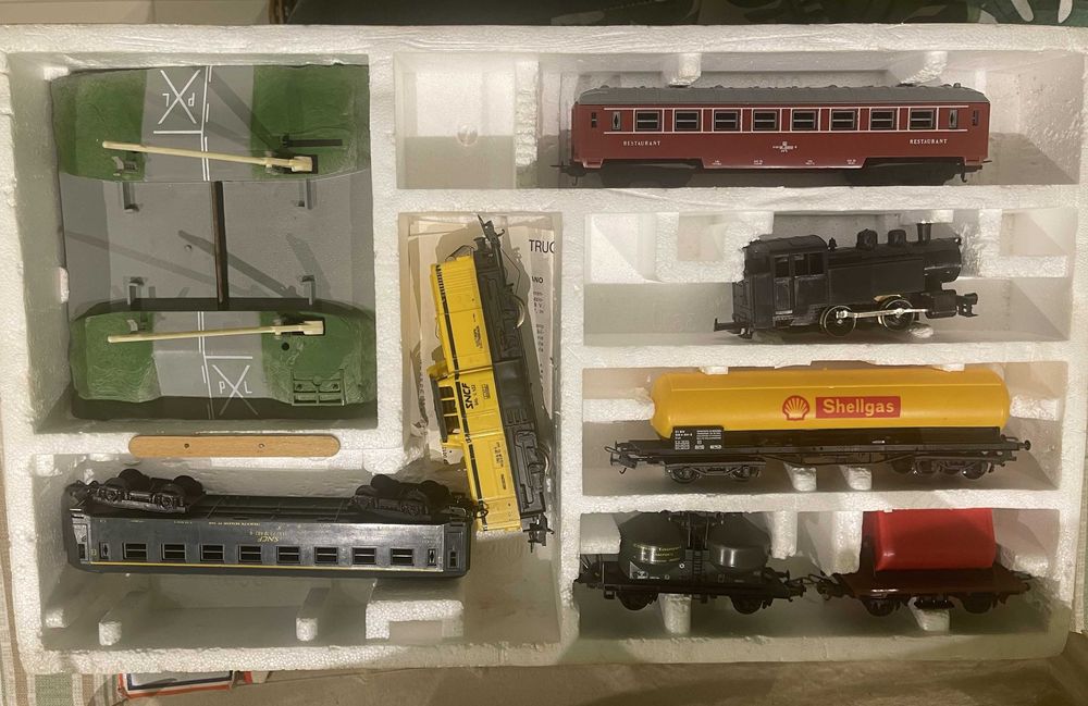 Comboio Lima com Locomotiva, carruagens e cerca de 60 linhas