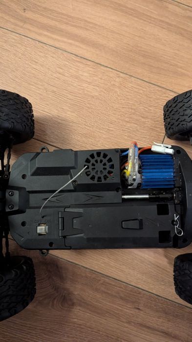 BSD samochód zdalnie sterowany UNE RACER 218T 1/10 4WD - wersja pomar